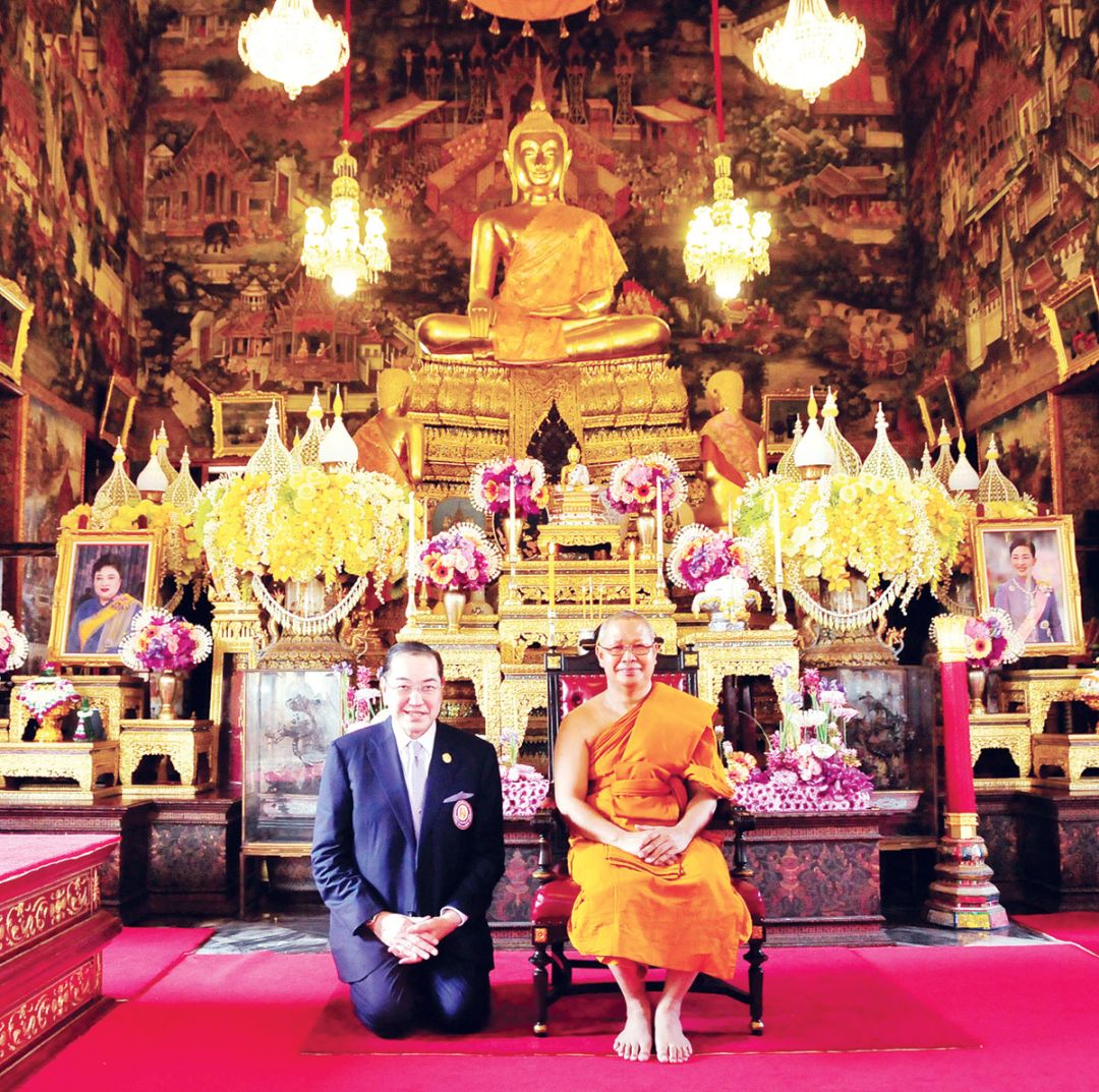 พระศรีสุทธิเวที ผู้ช่วยเจ้าอาวาสวัดอรุณฯ และ ศ.พิเศษ ดร.สุรเกียรติ์ เสถียรไทย
เบื้องหน้าพระพุทธธรรมิศราชโลกธาตุดิลก พระประธานในพระอุโบสถ
เล่ากันว่าหุ่นพระพักตร์ปั้นโดยรัชกาลที่ 2 ส่วนพระวรกายปั้นโดยรัชกาลที่ 3