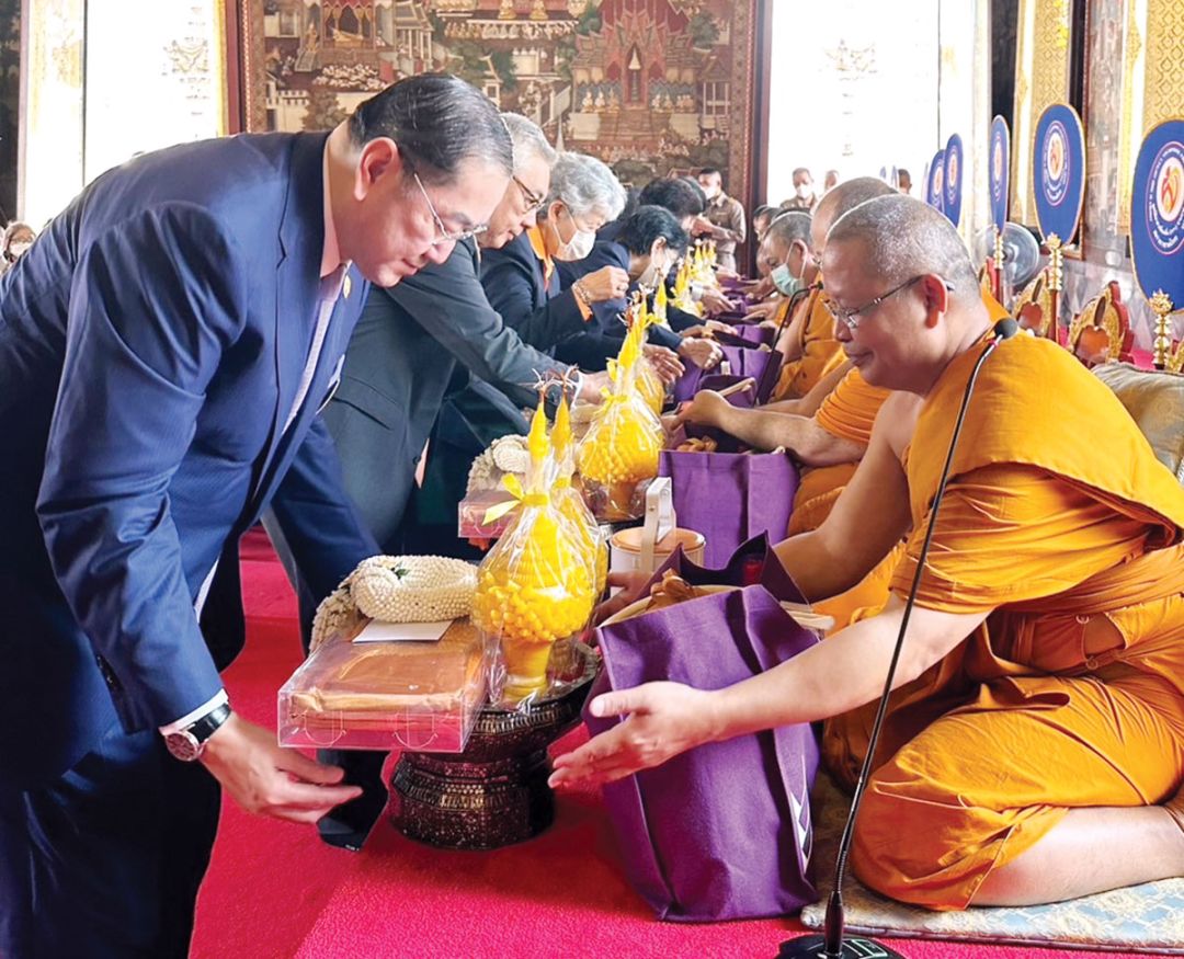 คณะกรรมการมูลนิธิฯ ร่วมกันถวายจตุปัจจัยไทยธรรมแด่คณะสงฆ์


