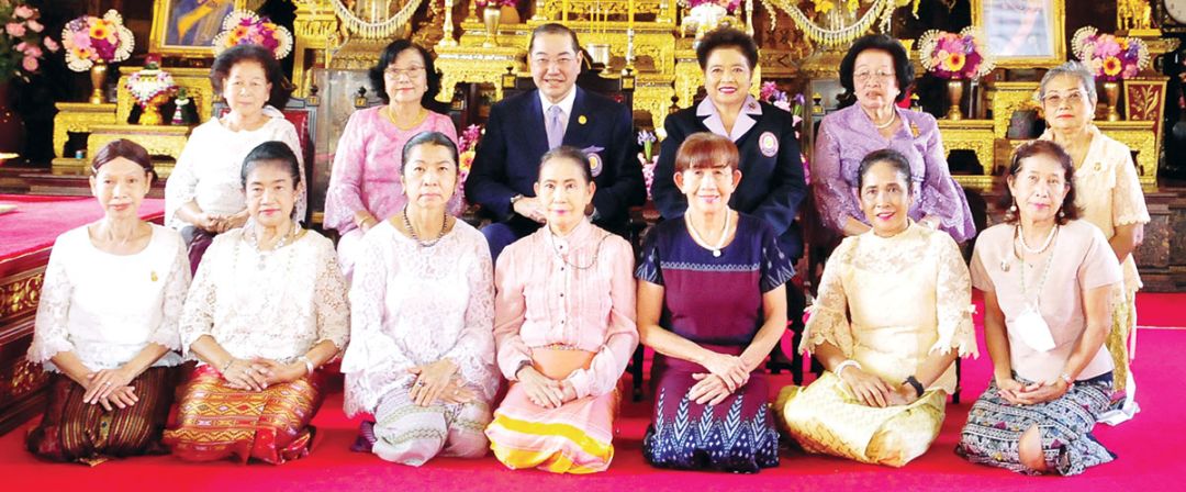 ศ.พิเศษ ดร.สุรเกียรติ์ เสถียรไทย และ สายสม วงศาสุลักษณ์ ถ่ายภาพร่วมกับ
จิตอาสาจากมูลนิธิช่วยคนปัญญาอ่อน ในพระอุปถัมภ์ฯ