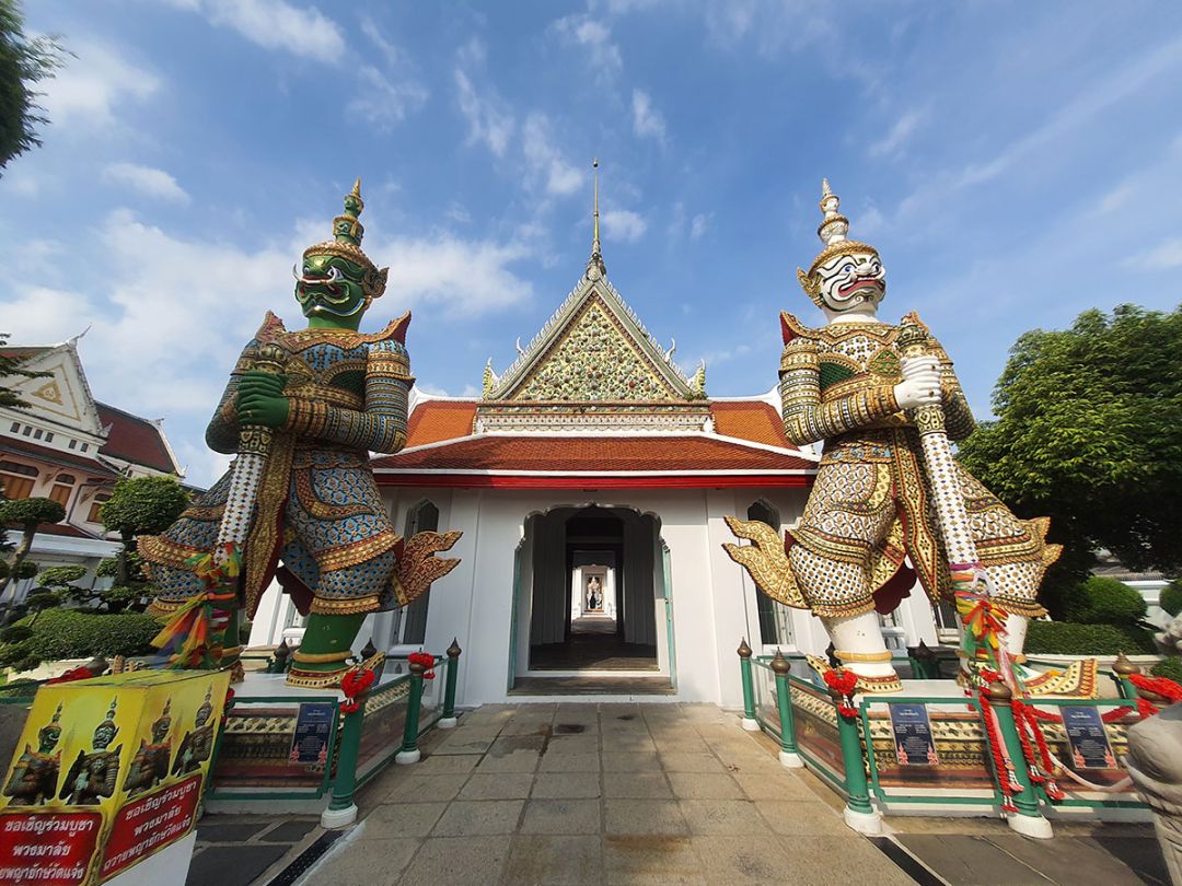 พญายักษ์วัดแจ้งประดิษฐานหน้าทางเข้า
พระอุโบสถ