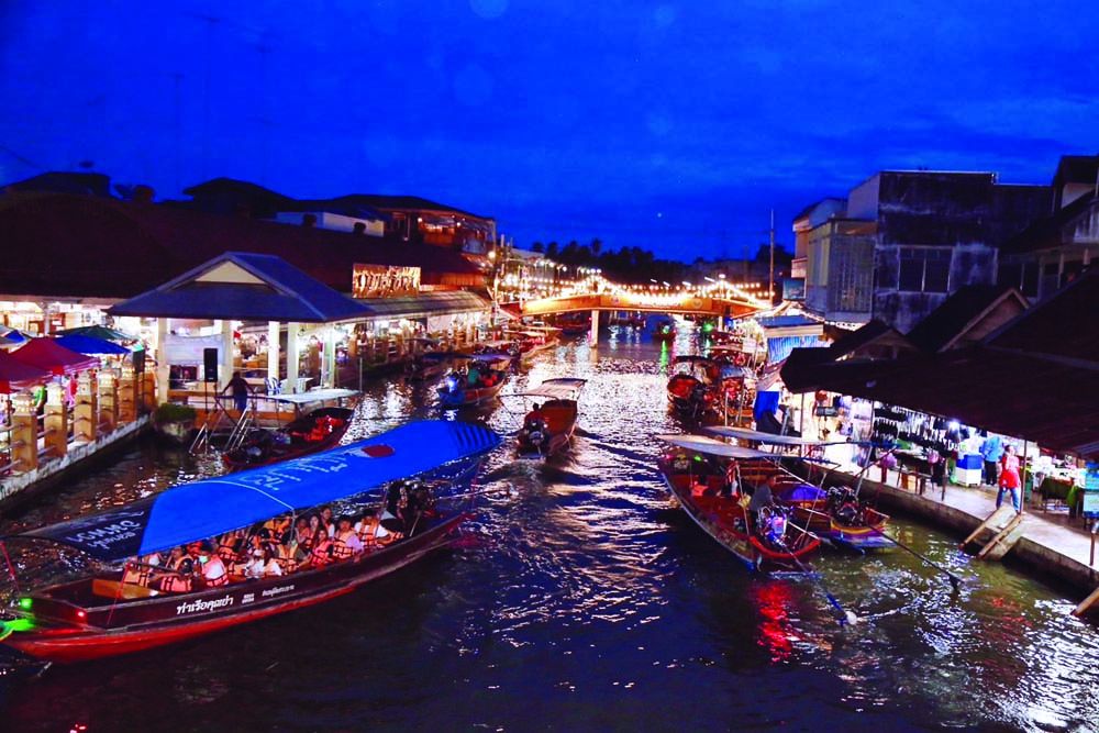 ตลาดน้ำอัมพวายามค่ำ