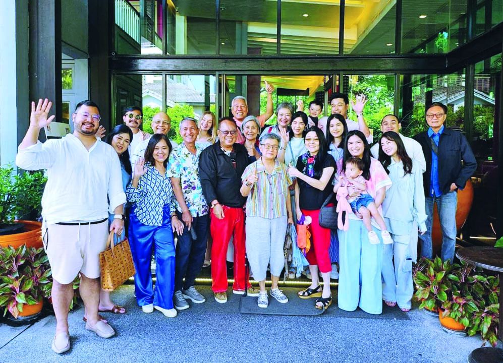 โต้โผ ภูมิชาย ล่ำซำ กับภรรยา จุฑาภรณ์ ล่ำซำ และลูกๆ อุ่น-ออม-แพร ล่ำซำ อบอุ่นพร้อมพรั่งไปด้วยมิตรภาพที่ยั่งยืน เลิศชาย-นิรัชฎา พงษ์โสภณ,วริฏฐา-ธีรพจน์ วัชราภัย, ศุขเล็ก จรรยาวงษ์, กานต์ โอสถานนท์, เชิญพร
ธรรมวิทย์, ภูริญ-อัลบีน่า พงษ์โสภณ, เบน เชวงศักดิ์สงคราม, ธนุ-นันทินี วัชราภัย, ปารีณา บุศยศิริ และ สรรค์
พันธุ์สิน มี ทิพย์มณี (วัชราภัย) จรรยาวงษ์ เจ้าของร้านตะลิงปลิง ร่วมบันทึกภาพด้วย