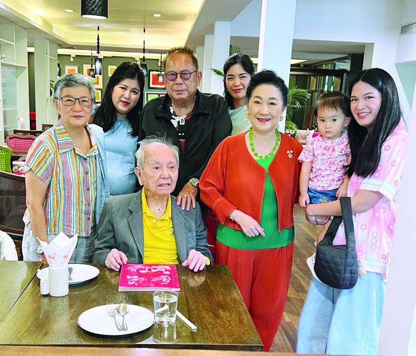 วาริน-ผาณิต พูนศิริวงศ์ กับครอบครัว ภูมิชาย-จุฑาภรณ์ ล่ำซำ, อุ่น-ออม-แพร ล่ำซำ