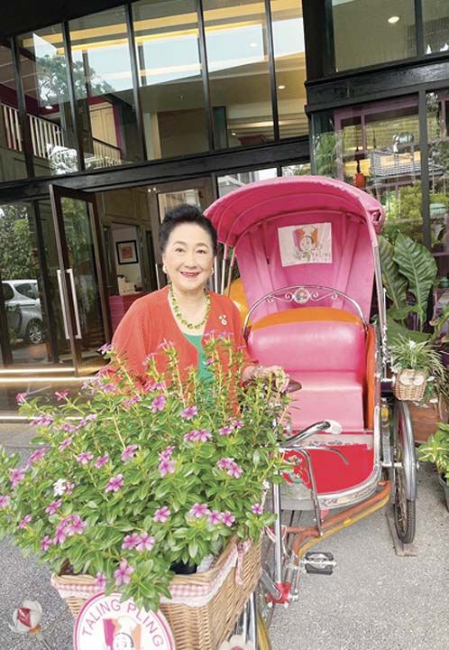 เก็บภาพหน้าร้านตะลิงปลิง ผาณิต พูนศิริวงศ์ ลูกสาว น.อ.เลื่อน พงษ์โสภณ ดีใจเมื่อเห็นรถถีบสามล้อที่คุณพ่อ
เป็นผู้สร้างรถสามล้อคนแรก คุณพ่อเคยเล่าให้ฟังว่า รถสามล้อนี้ช่วยคนจนหาเงินด้วยใช้แรงถีบ ไม่ต้องมีค่าใช้จ่ายอะไรเลย