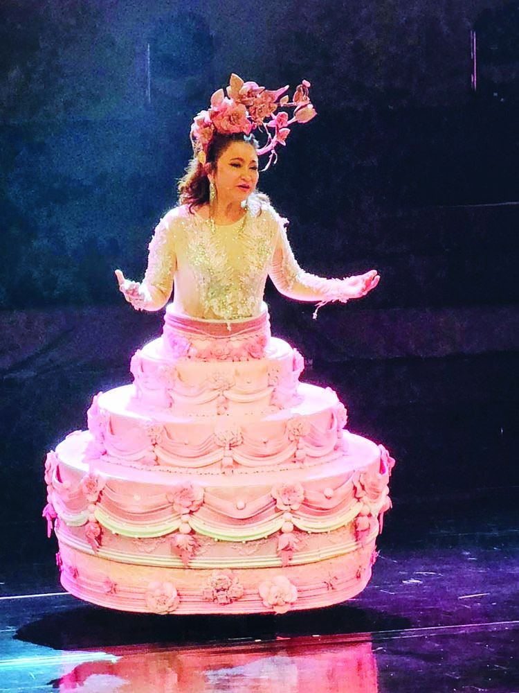 มาริสา สุโกศล ในชุดเค้กแสนสวยกับบทเพลง La vie en rose

