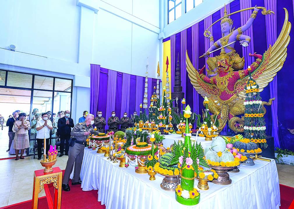 ประธานพิธีประกอบพิธีบวงสรวงเทพยดาครูอาจารย์ โขนรามเกียรติ์