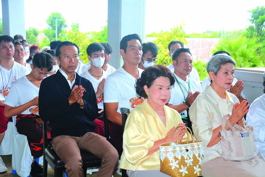 นักแสดงโขนและเจ้าหน้าที่ร่วมพิธีเจริญพระพุทธมนต์และบวงสรวงเพื่อความเป็นสิริมงคล โดยมีสองนักแสดงรุ่นใหญ่ ดวงใจ หทัยกาญจน์
และ ทัศน์วรรณ เสนีย์วงศ์ ณ อยุธยา ร่วมพิธี


