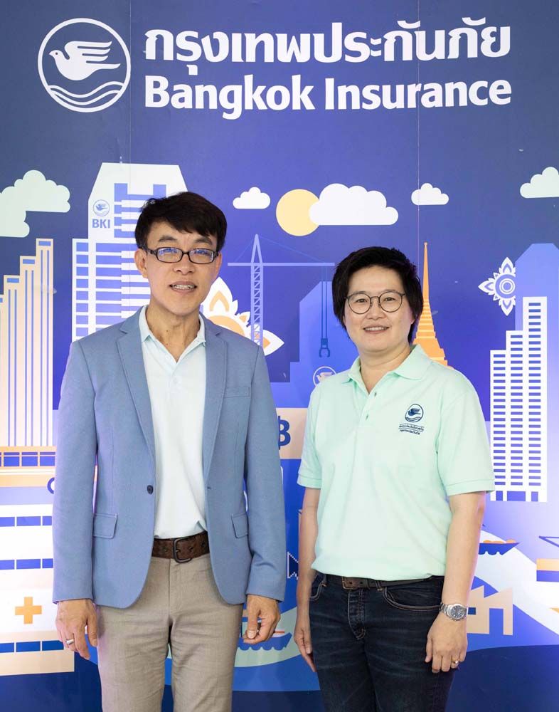 ดร.อภิสิทธิ์ อนันตนาถรัตน กก.ผอ.ใหญ่ ร่วมถ่ายภาพกับ กิติพรติยะพัฒนกุล ตัวแทนประกันวินาศภัยดีเด่น ประจำปี 2559