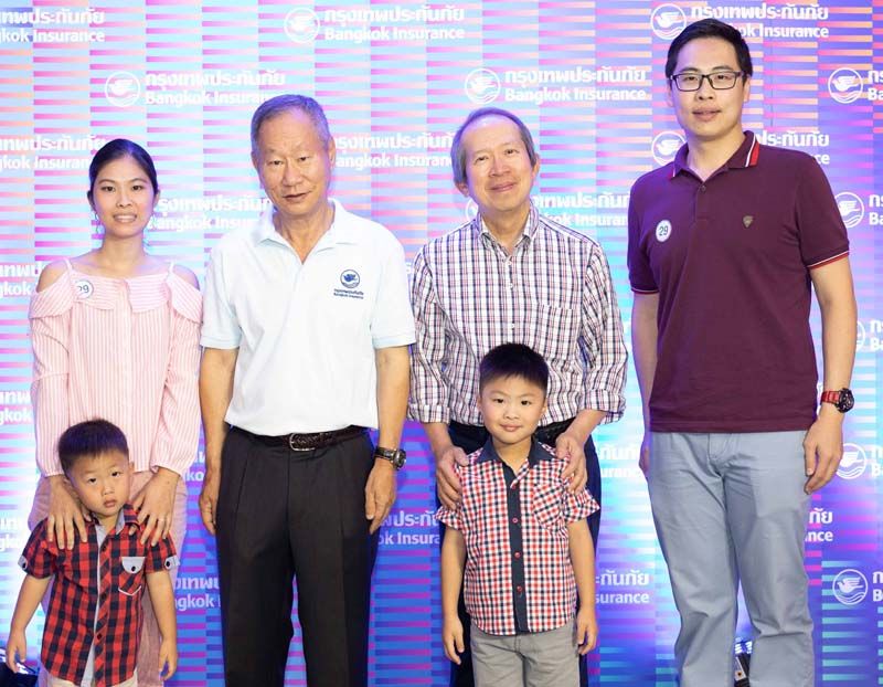 ชัย โสภณพนิช และ พนัส ธีรวณิชย์กุล ร่วมถ่ายภาพกับครอบครัวตัวแทนกรุงเทพประกันภัยอย่างอบอุ่น
