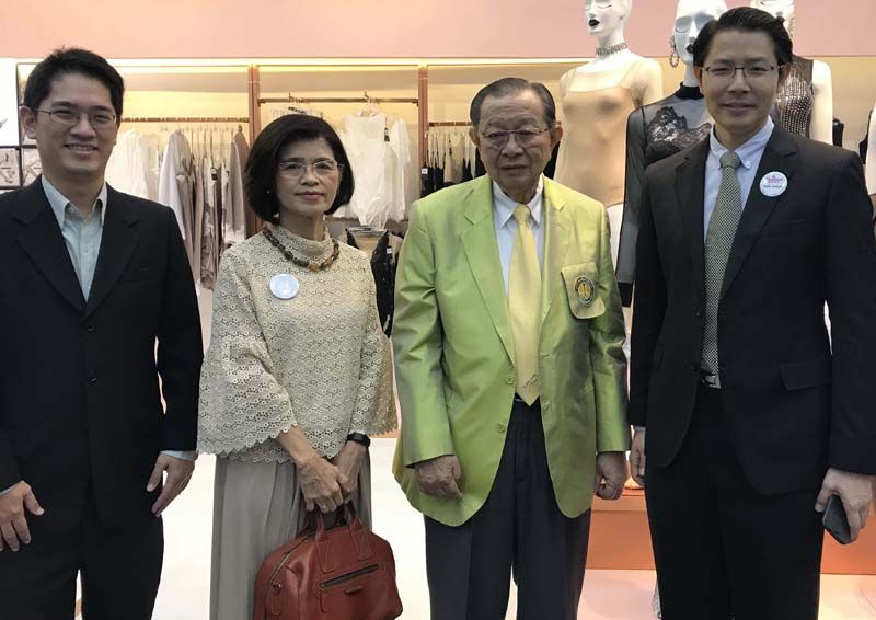 สองผู้บริหาร บุญปกรณ์ โชควัฒนา และ พิภพ โชควัฒนา กก.ผจก. กับแขกผู้มีเกียรติ