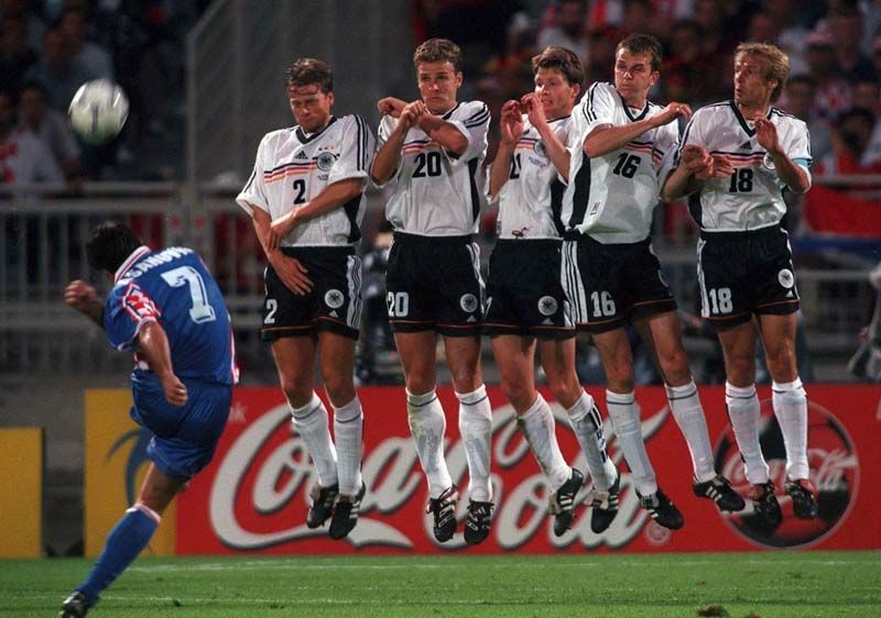 ยอร์ดาน เลทช์คอฟ แนวรุกของ บัลแกเรีย ชิงโหม่งตัดหน้า โธมัส เฮสเลอร์ ของเยอรมนี เข้าไปตุงตาข่าย เป็นประตูพลิกล็อกให้ บัลแกเรีย โค่นแชมป์เก่า 2-1 ในบอลโลกที่สหรัฐ ปี 1994