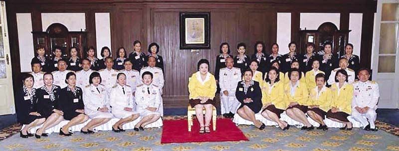 2.	ทรงฉายพระรูปร่วมกับ คณะกรรมการมูลนิธิ และ ภริยาผวจ. ร่วมด้วย อาทิ  พล.อ.อนุพงษ์ เผ่าจินดารมว.กระ
ทรวงมหาดไทย,สุธี มากบุญรมช.กระทรวงมหาดไทย,ปลัดกระทรวงมหาดไทย  ฉัตรชัย- ดร. ปฤถา พรหมเลิศ ,สมพร เทพสิทธา ,คุณหญิงแสงเดือน  ณ นคร ,วาสนา ขวัญเมือง,ดร.วันดี  กุญชรยาคง จุลเจริญ,นคร ศิลปอาชาและประธานอุปการะเยาวชนประจำจังหวัดต่างๆ (ภริยา ผวจ.)

