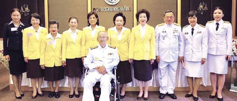 สมพร เทพสิทธา, คุณหญิง แสงเดือน ณ นคร , อุบล วิชัยดิษฐ, ทิพวิภา สุวรรณรัฐ ,อารยาอรุณานนท์ชัย,  นคร 
ศิลปอาชา  ,อุไรวรรณ รังคะอุไร ,กรรณภรณ์ วงศ์ปิยะกุล  กับคณะ มท. จุไรรัตน์  เทพอาสน์ ผช.ปมท. และ ปาณิสรากาญจนะจิตรา  รก.ผอ.กองสารนิเทศ
