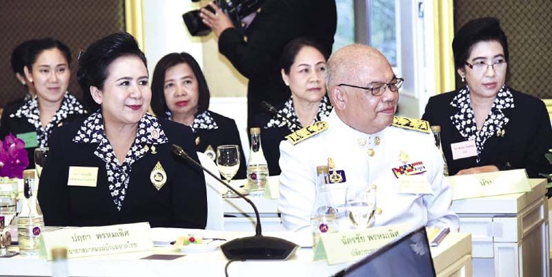 ระหว่างการประชุมฉัตรชัย-ดร. ปฤถา พรหมเลิศ  ประธานจัดการประชุม 