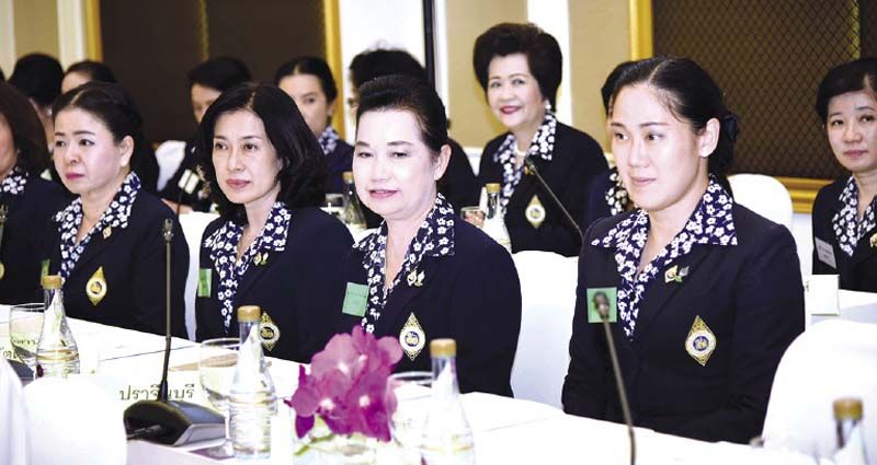 ภริยา ผวจ.  อาทิ  ดลวสา บุญเลิศ  (ปทุมธานี)  , สุภวรรณ อมรโรจน์วรวุฒิ  (ปราจีนบุรี) ,อัญญาณี เพ็งจันทร์  (ปัตตานี)  ,พ.ญ. สุวรรณา ไชยชุมศักดิ์  (พระนครศรีอยุธยา)  