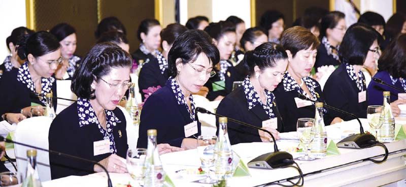 12.	ภริยา ผวจ.  อาทิ ธัญญลักษณ์ ศิริชนะ (นครนายก) , สุดาภรณ์ สงวนสัตย์ (ตาก)  ,รัติยา พัฒกุล (ตรัง) , มลสุดา ชำนิประศาสน์ (เชียงใหม่) 