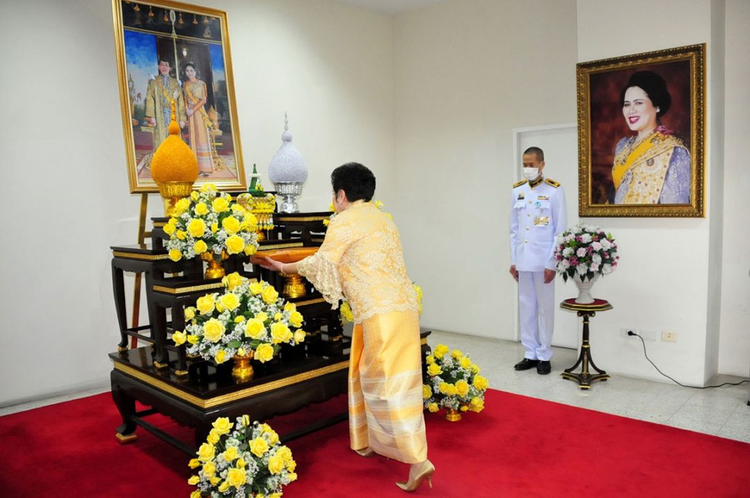 สุมนา อภินรเศรษฐ์ รับพระราชทานผ้าพระกฐินหน้าพระบรมฉายาลักษณ์

