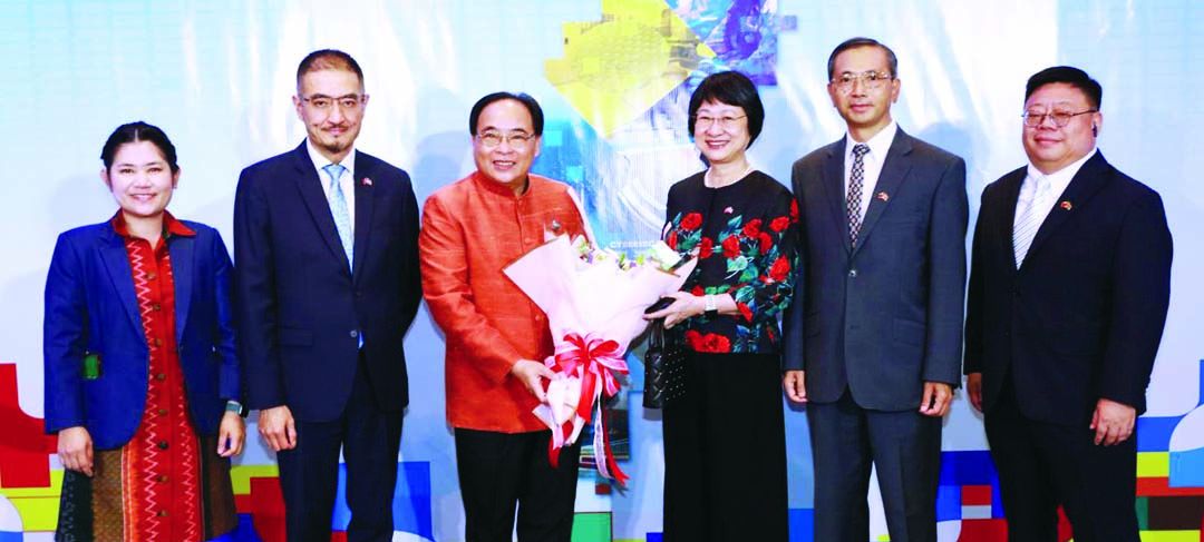 รศ.ดร.วีระพล ทองมา อธิการบดี ม.แม่โจ้ และ ดร.วินิตรา ลีละพัฒนา รองคณบดีวิทยานานาชาติ ร่วมแสดงความยินดี โดยมี โอวหยาง เยี่ยง เหิง ผอ.ฝ่ายการศึกษา และ โจว เจีย ลุ่ย ผอ.ฝ่ายบริหาร
ร่วมต้อนรับ
