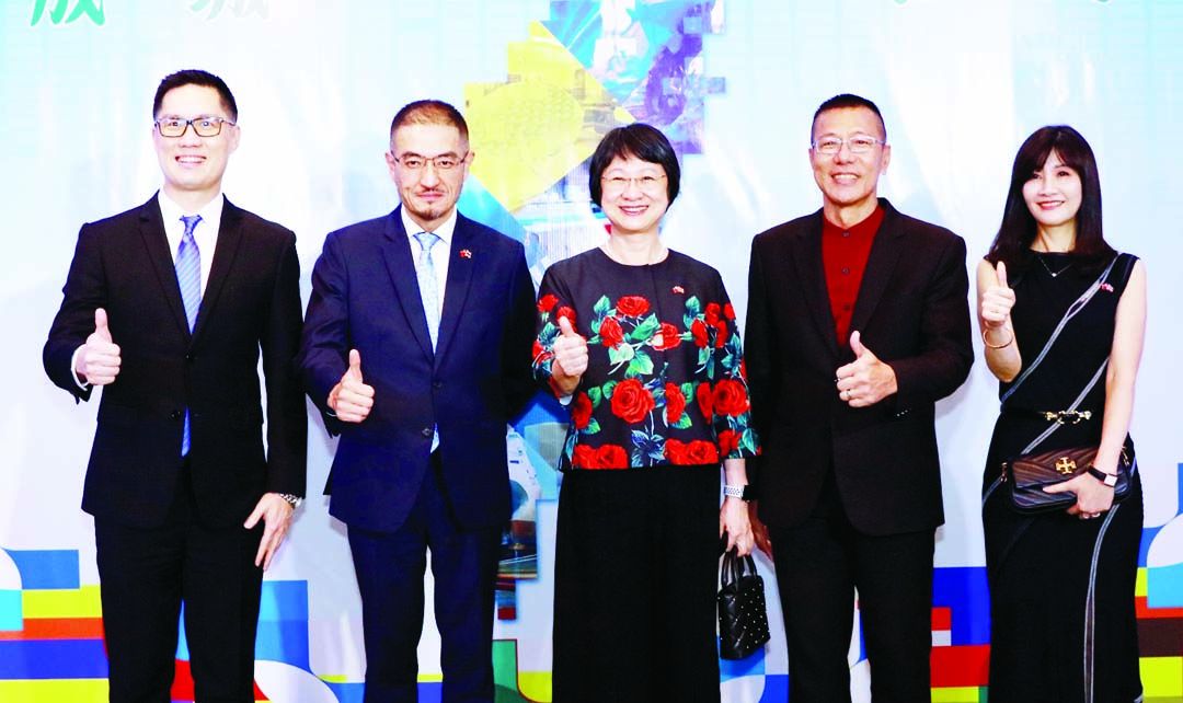 ภูริภัทร เขียวบริบูรณ์ ผอ.อาวุโส บลจ.หยวนต้า, สวี๋ เว่ย หมิง,
เซีย ซิ่ว เม่ย, ดร.เฉลิมชัย ยอดมาลัย และ หลี่ ลี่ เหม่ย
