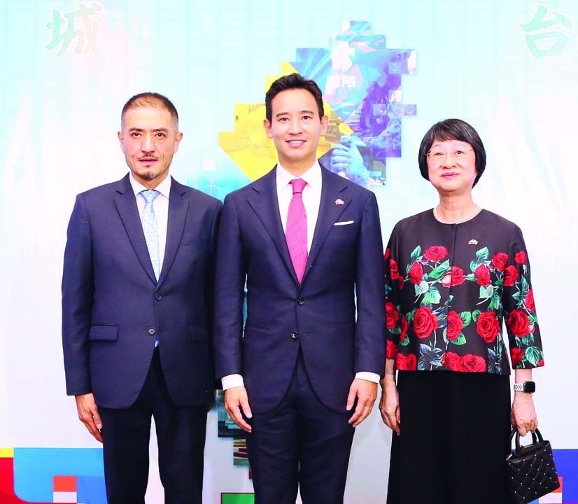 พิธา ลิ้มเจริญรัตน์ ร่วมแสดงความยินดี