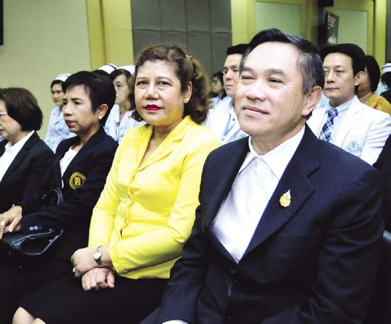 ผศ.ดร.สายใจ พัวพันธ์ รักษาการอธิการบดี คณะพยาบาลศาสตร์ ม.หัวเฉียวฯ, รศ.ดร.อุไรพรรณ เจนวาณิชยานนท์ และ สุธี เกตุศิริ ประธานเจ้าหน้าที่บริหารโรงพยาบาลฯ