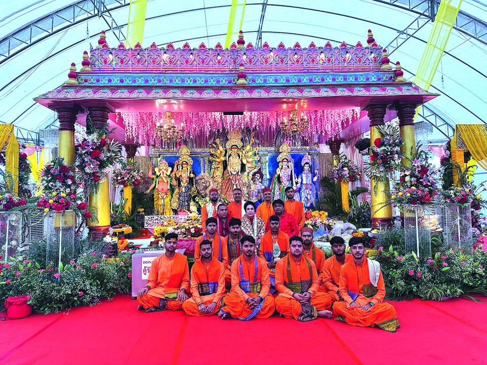 ประธานในพิธี สุมนา อภินรเศรษฐ์ Shri Vinod Kumar Singh ประธานวัดวิษณุ Shyam Bihari Singh และคณะปุโรหิตผู้ประกอบพิธี นำโดย Aacharya OM Hari Sharmar พร้อมด้วยปุโรหิตจากเมืองพาราณสี