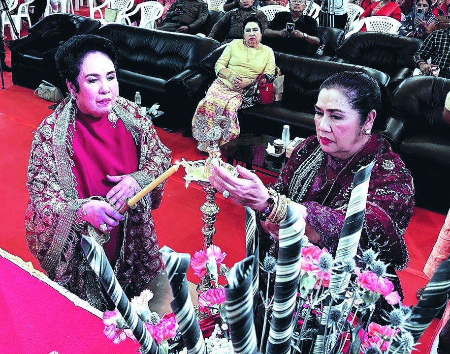 สุมนา อภินรเศรษฐ์ พร้อมด้วย ภานุมาตีฐต์ สมุทรคีรีจ์
จุดประทีป เปิดงานนวราตรี 2566