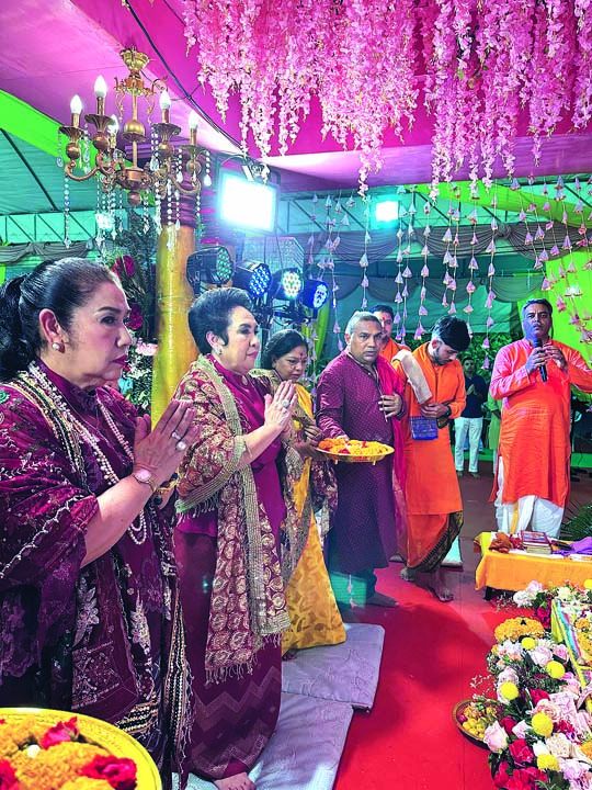 อารตีไฟบูชาพระแม่บนปะรำพิธี Shri Vinod Kumar Singh และภริยา, สุมนา อภินรเศรษฐ์, ภานุมาตีฐต์ สมุทรคีรีจ์