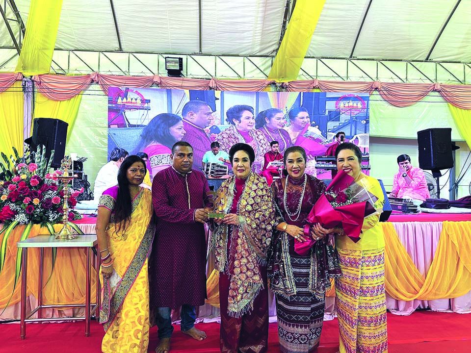 Shri Vinod Kumar Singh และภริยา มอบดอกไม้และของที่ระลึกแก่ สุมนา อภินรเศรษฐ์, ภานุมาตีฐต์ สมุทรคีรีจ์, ปัทมาวดี สิงหศิวานนท์