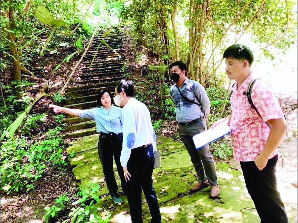 ตรวจโบราณสถานบนเขาแดง