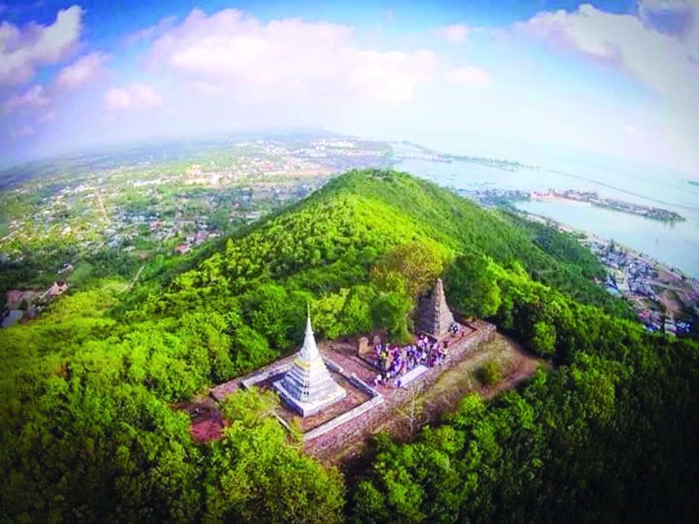 โบราณสถานบนเขาแดง
