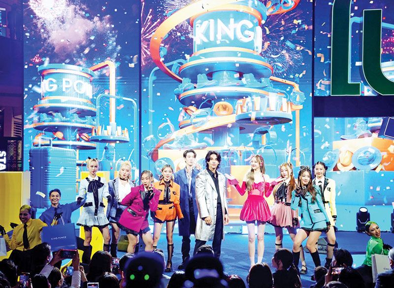 การแสดงสุดพิเศษ โดย THE POSSIBILITIES MAKERS ของ KING POWER ทั้ง 10 คน เจฟ ซาเตอร์, เจเลอร์, ต้าเหนิง และ 4EVE

