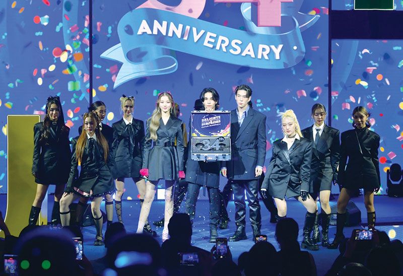 การแสดงสุดพิเศษ โดย THE POSSIBILITIES MAKERS ของ KING POWER ทั้ง 10 คน เจฟ ซาเตอร์, เจเลอร์, ต้าเหนิง และ 4EVE

