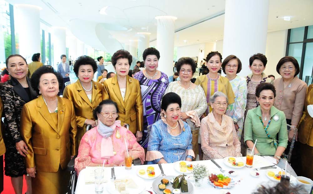 บรรยากาศแห่งความชื่นชมสตรีไทยรุ่นบุกเบิก นำโดย คุณหญิงทิพาวดี เมฆสวรรค์ นายกสมาคม ตพส.ไทย พร้อมคณะกรรมการสมาคมฯ และแขกผู้มาร่วมยินดี อาทิ ผศ.ทิพย์วัลย์ สมุทรักษ์, ดร.ฉวีรัตน์ เกษตรสุนทร, ดร.นุชนาถ วสุรัตน์, พล.ต.หญิงศิริพร ปาลกะวงศ์ ณ อยุธยา, กรกมล เอื้อวิวัฒน์สกุล, ณัฏฐ์วัณน์ ประดับพงศ์, พนิดา เทพกาญจนา, ปริศนา พงษ์ทัดศิริกุล, อินทริยา หนูเทพ