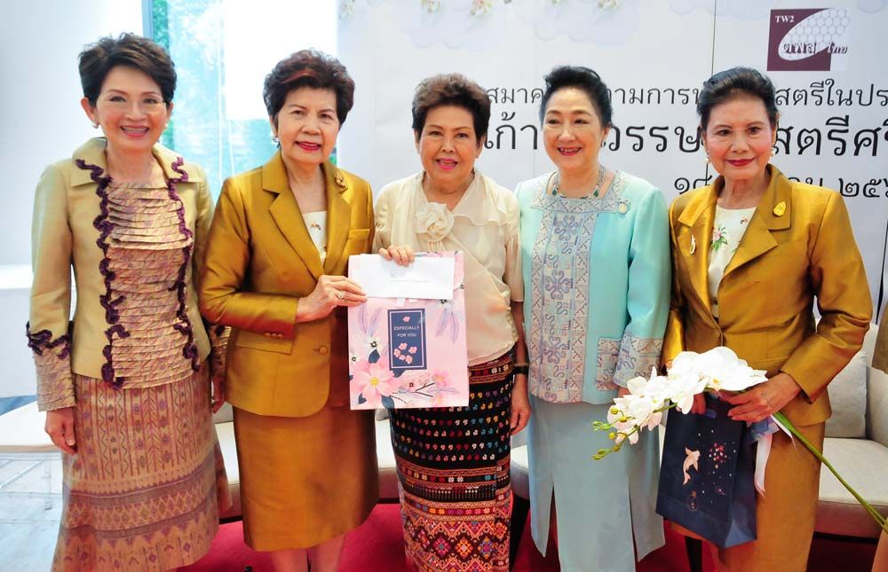 จรรย์สมร วัธนเวคิน กับบุตรสาว พนิดา เทพกาญจนา พร้อมความยินดีจาก คุณหญิงทิพาวดี เมฆสวรรค์ นายกสมาคม ตพส.ไทย, ผาณิต พูนศิริวงศ์ และ อติภา เองตระกูล


