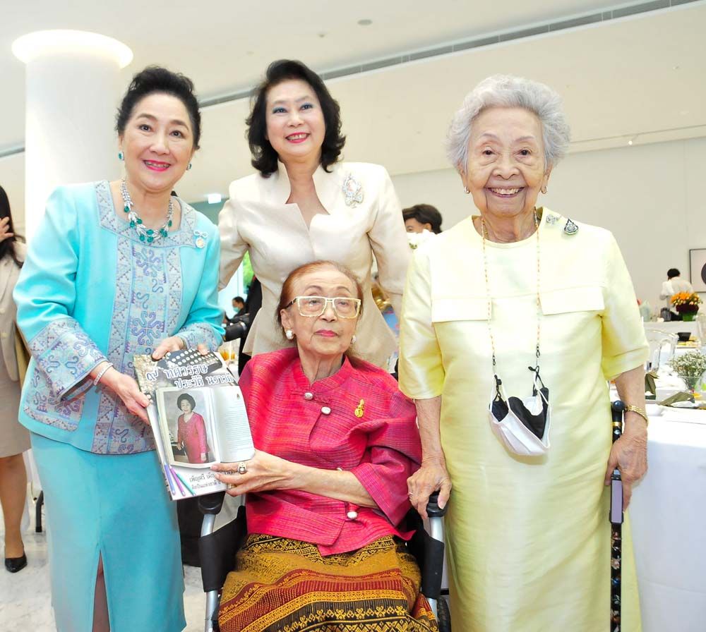 คุณหญิงวิจันทรา บุนนาค และ ผาณิต พูนศิริวงศ์ ยินดีกับ เพ็ญศรี เคียงศิริ มีบุตรสาว ดร.ณฤดี เคียงศิริ ช่วยรับ
