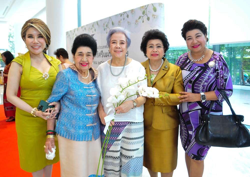 คุณหญิงโรส บริบาลบุรีภัณฑ์ กับสองบุตรสาว รมณีย์ เธียรประสิทธิ์, รัญชา บริบาลบุรีภัณฑ์, ดวงใจ ตั้งสง่า และ ดร.ฉวีรัตน์ เกษตรสุนทร