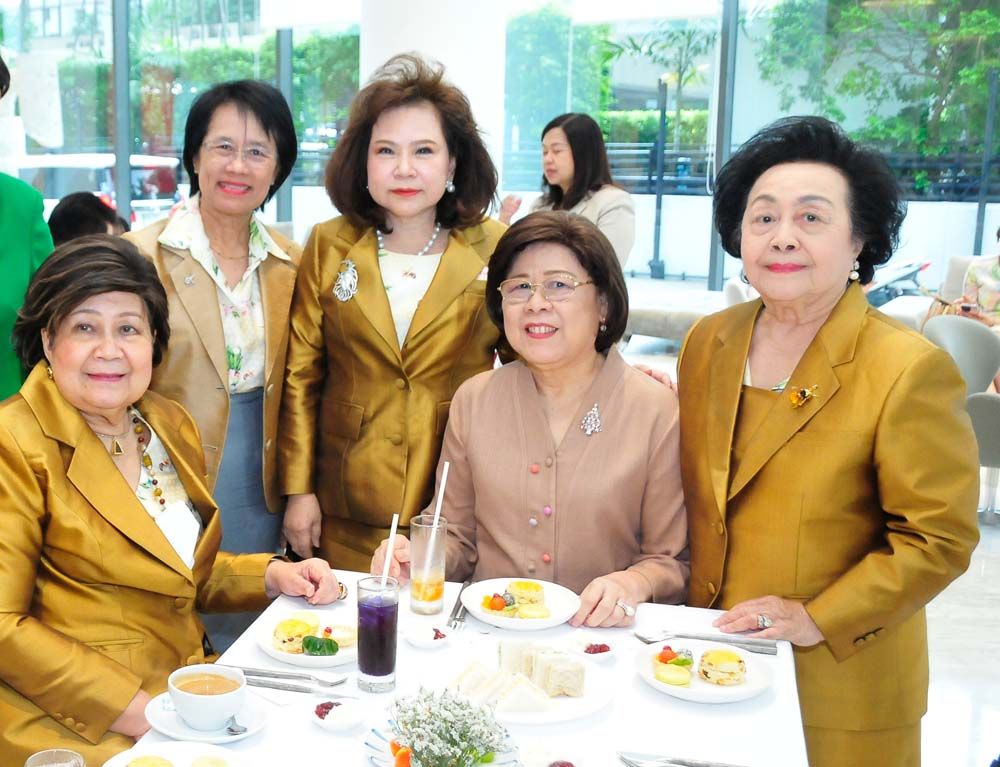 รศ.นรีวรรณ จินตกานนท์, เมธินี เทพมณี, ดร.นุชนาถ วสุรัตน์, ปริศนา พงษ์ทัดศิริกุล, ผศ.ทิพย์วัลย์ สมุทรักษ์

