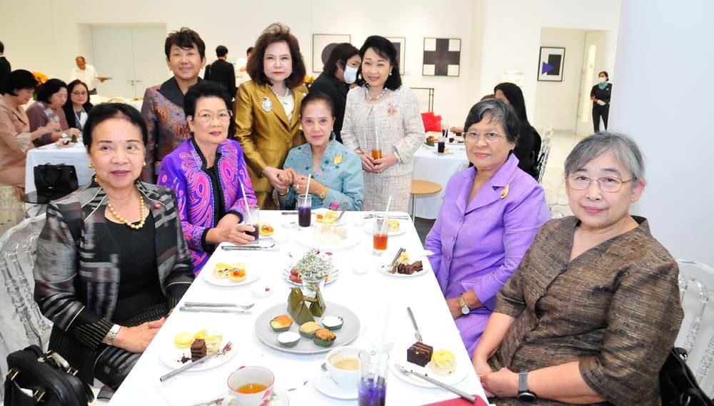 รศ.อัจฉรา เตชฤทธิ์พิทักษ์, ลัดดา วรรณวสุ, ธนวรรณ เลิศวีระศิริกุล,อ.กาญจนา เติมประยูร, อ.ดร.สุภาพร โกเฮงกุล, นันทนา สงฆ์ประชา, ดร.นุชนาถ วสุรัตน์ และ ดร.อิศรา ดิสรเตติวัฒน์