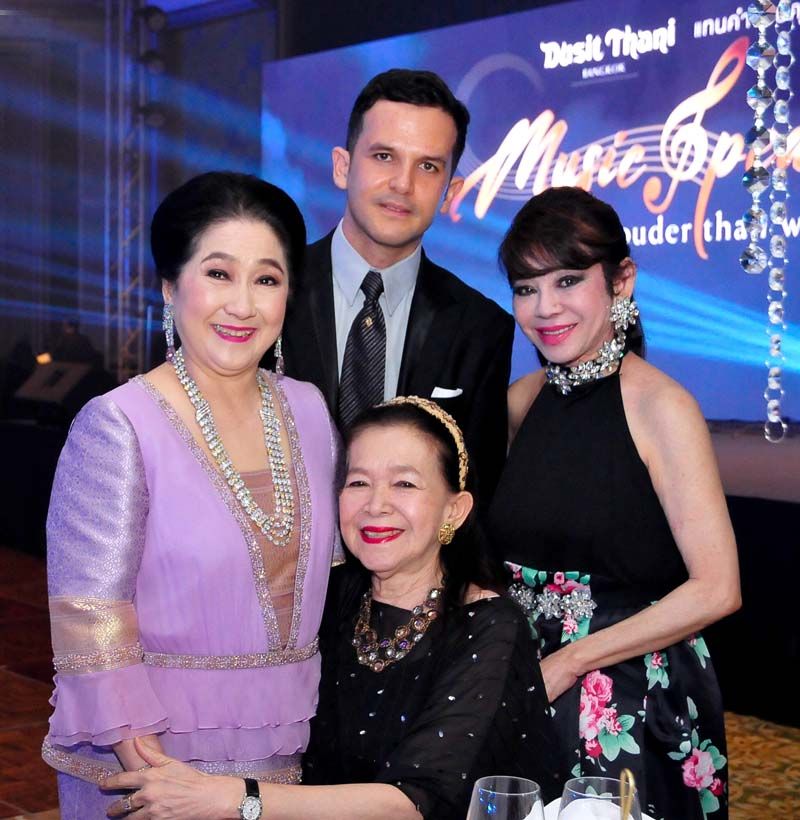 เพื่อนเก่า ผาณิต พูนศิริวงศ์, ม.ร.ว.มาลินี จักรพันธุ์ และ
นัทธีวรรณ กลศาสตร์เสนี และบุตรชาย กษิดิ์เดช