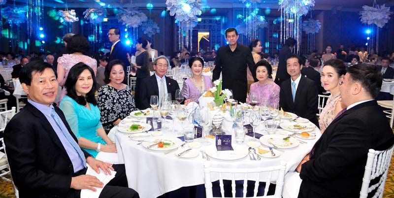 กร ทัพพะรังสี กับภริยา-ระพีพรรณ และบุตรชาย กฤตพณ ทัพพะรังสี มี ผาณิต พูนศิริวงศ์, ธารินทร์-นกน้อย นิมมานเหมินท์