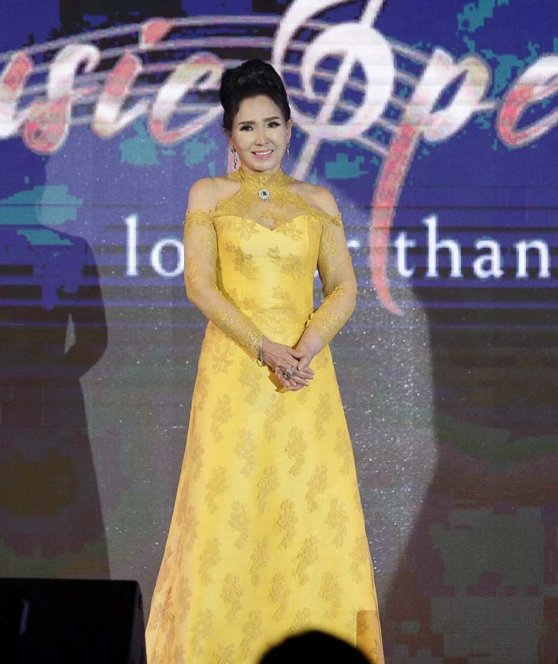 อาภัสรา หงสกุล อดีตนางงามจักรวาลร่วมสมัย ได้รับ
การเลี้ยงต้อนรับและมาจัดงานที่ห้องนภาลัยของ
โรงแรม