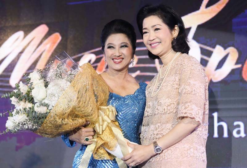 วิภาดา โทณวณิก รองประธานบริหาร ดุสิต อินเตอร์เนชั่นแนล มอบดอกไม้ขอบคุณ อาภัสรา หงสกุล