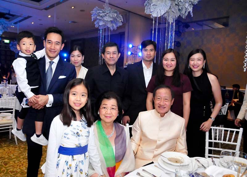 ประยุทธ-สุวิมล มหากิจศิริ พร้อมครอบครัว อุษณีย์ มหากิจศิริ-ลอภ์เรนฆ์ ลีโอณีโอ, อุษณา มหากิจศิริ-กมลสุทธิ์ ทัพพะรังสี มาร่วมเป็นกำลังใจและรับฟังบทเพลงไพเราะจาก กร ทัพพะรังสี