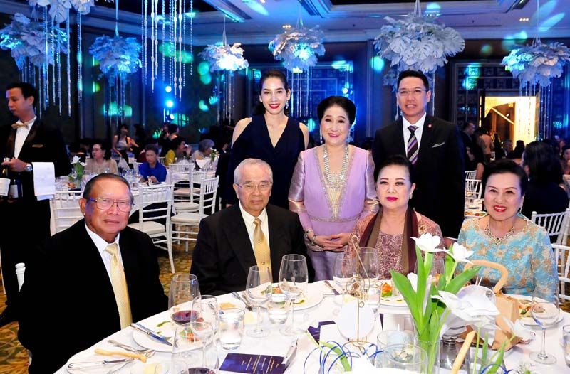ศ.คลินิก เกียรติคุณ เหลือพร-ดาริกา ปุณณกันต์ มาพร้อมบุตรชาย-สะใภ้ พุทธิพงษ์-นุสบา ปุณณกันต์, อมเรศ-ภัทรา ศิลาอ่อน และ ผาณิต พูนศิริวงศ์