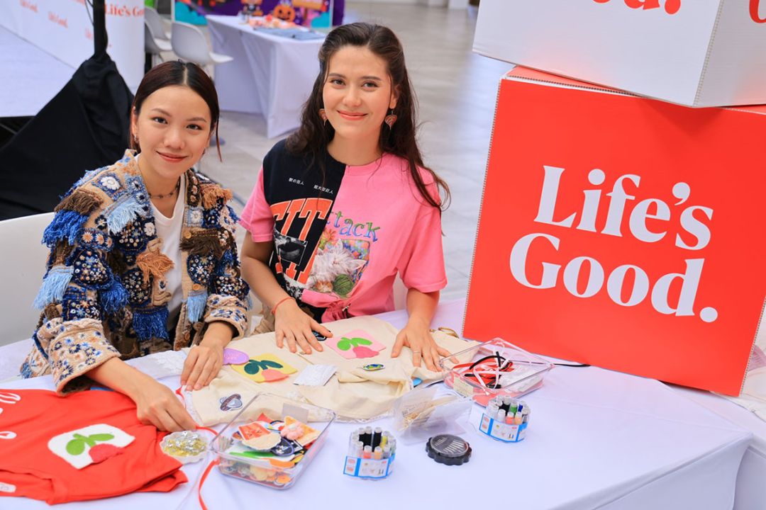 มารีญา พูลเลิศลาภ และ กมลนาถ องค์วรรณดี ร่วมเวิร์กช็อป DIY เสื้อผ้าตามแนวคิด Slow Fashion

