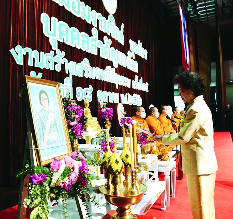 อารยา อรุณานนท์ชัย รองประธานมูลนิธิอนุสรณ์หม่อมงามจิตต์ บุรฉัตร
จุดธูปเทียนบูชาพระรัตนตรัย