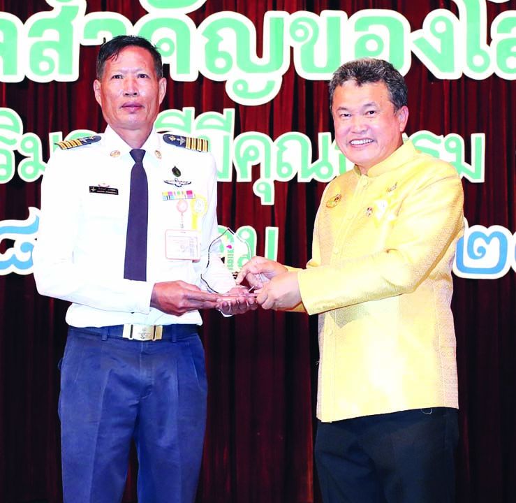 ศักดินนท์ เกงขุนทด พนักงานขับรถ
โดยสารดีเด่น 1 ใน 10 ที่ได้รับรางวัลประเภทนี้