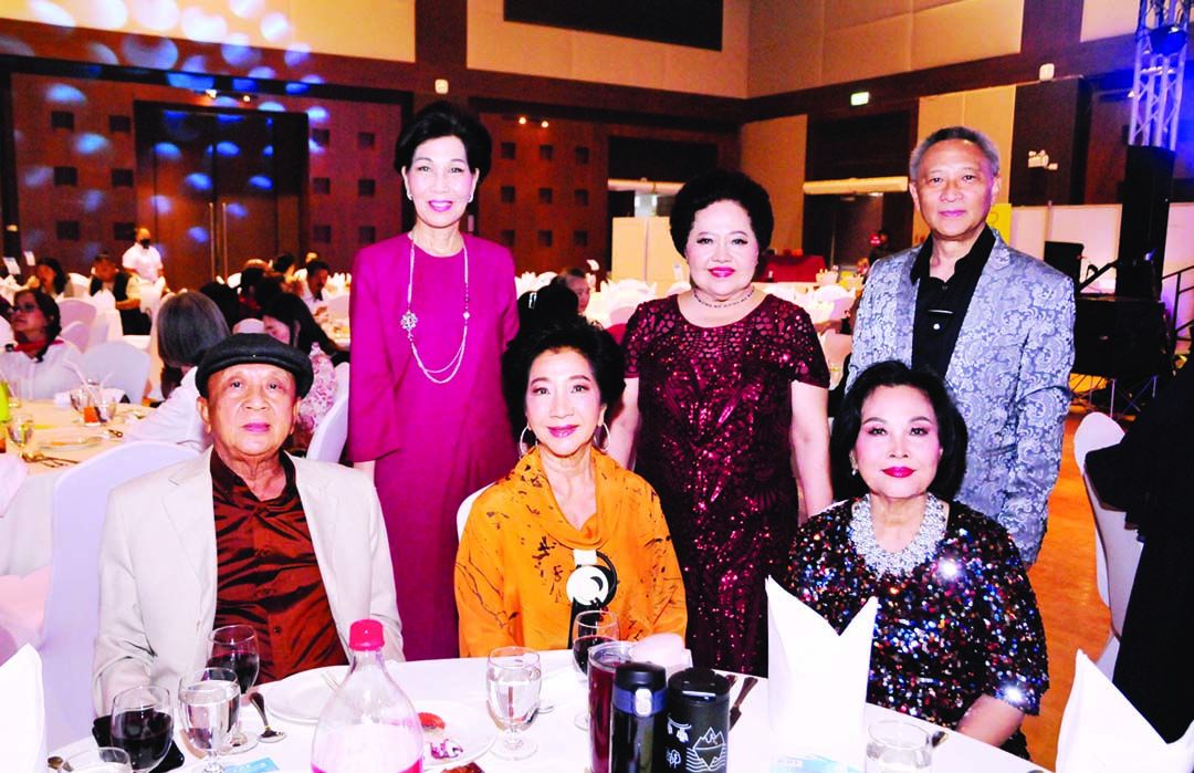 พล.ต.ท.ประกาศ-คุณหญิงผะอบทิพย ศาตะมาน, นันดา-
ไกรทิพย์ ไกรฤกษ์, สุวรรณี ประเทืองสิทธิ์ และ อนันญา
อยู่สวัสดิิ์