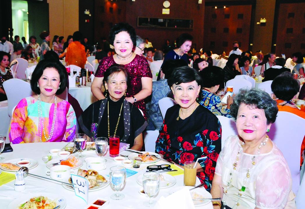 สุวรรณี ประเทืองสิทธิ์, คุณหญิงกัญญา หงส์ลดารมภ์, ผุดผ่อง อุชชิน,
ดร.ศิรินา ปวโรฬารวิทยา และ พรพิมล สุขารมณ์

